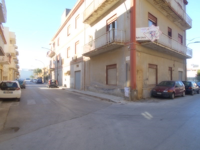 Appartamento in Vendita a Castelvetrano, zona Via Rossini, 280'000&euro;, 450 m²