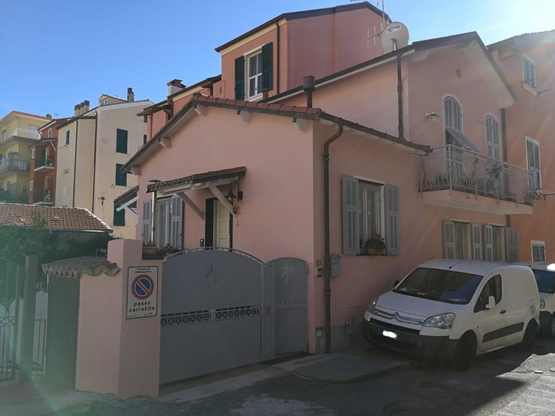 Villa in Vendita a Ospedaletti, zona mare, 450'000€, 120 m²