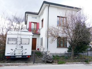 Villa in Vendita a Feltre, 235'000€, 185 m²
