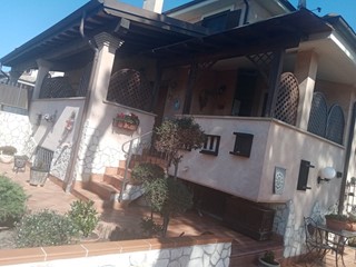 Villetta a schiera in Vendita a Fiumicino, zona Aranova , 380'000€, 160 m²