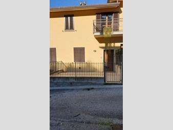 Villetta a schiera in Vendita a Bettona, zona via dei Monasteri, 100'000€, 70+20