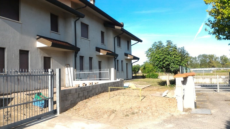Villetta a schiera in Vendita a Rosolina, zona ROSOLINA, 135'000€, 320 m²