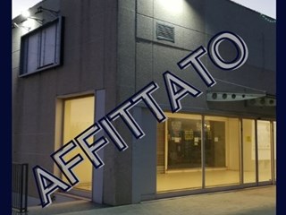 Immobile commerciale in Affitto a Lecce, zona  zona est , 3'000€, 390 m²