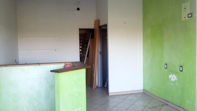 Negozio in Vendita a Roma, zona COLLE DEL SOLE, 70'000€, 80 m²