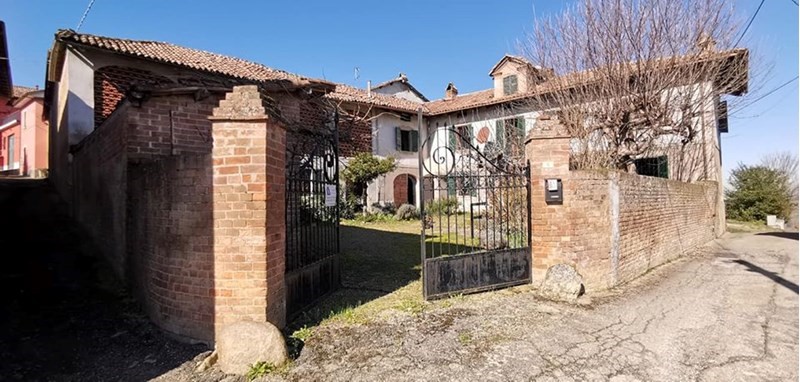 Casale in Vendita a Moasca, zona Centro paese, 120'000&euro;, con Box