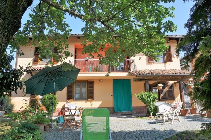 Casa Indipendente in Vendita a Montegrosso d'Asti, zona Santo Stefano, 295'000&euro;, 205 m², arredato, con Box