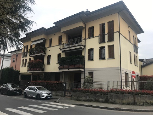 Appartamento in Vendita a Carate Brianza, zona centro, 114'000€