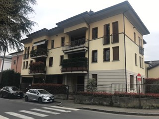 Appartamento in Vendita a Carate Brianza, zona centro, 114'000€