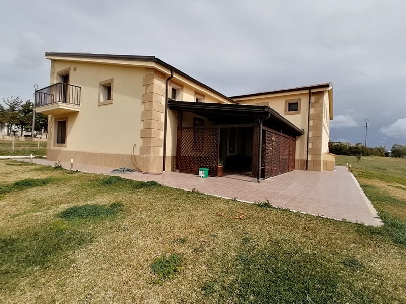 Villa in Vendita a Pachino, zona ZONA STELLONE, 400'000€, 240 m², con Box