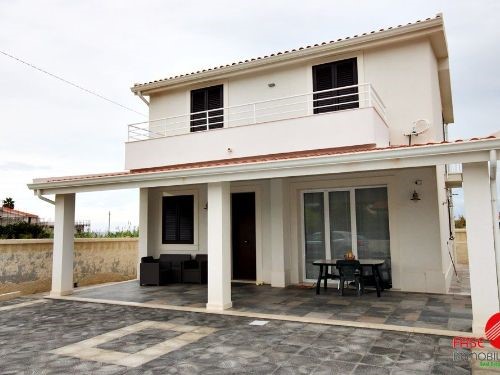 Villa bifamiliare in Vendita a Avola, zona CONTRADA CICIRATA, 320'000€, 140 m², arredato, con Box