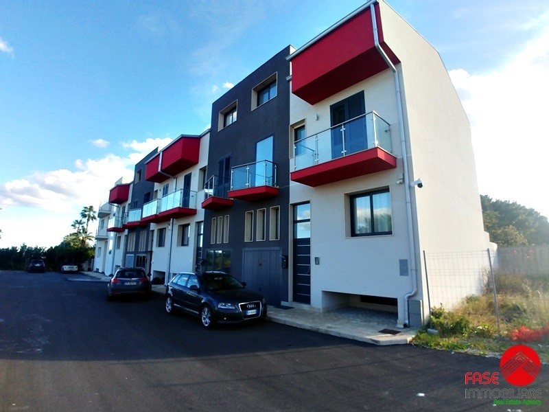 Villetta a schiera in Vendita a Avola, zona zona mare, 250'000€, 230 m², con Box