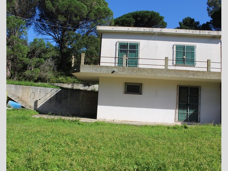 Villa in Vendita a Messina, zona CONTRADA CAMPI  VILLAGGIO CASTANEA messina, 97'000€, 145 m², con Box