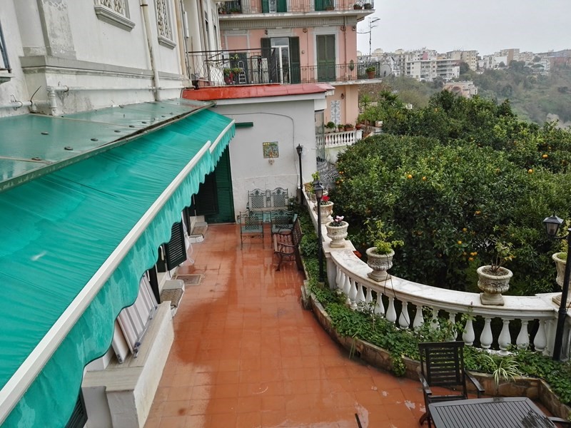 Appartamento in Affitto a Napoli, zona Posillipo, 3'200€, 330 m², arredato