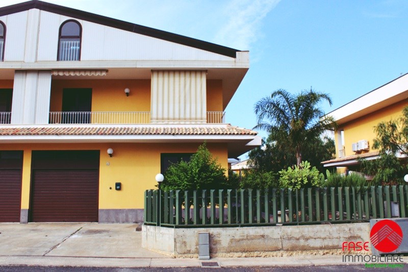 Villetta a schiera in Vendita a Avola, zona PIANO DELLA PACE, 300'000€, 260 m², con Box