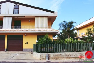 Villetta a schiera in Vendita a Avola, zona PIANO DELLA PACE, 300'000€, 260 m², con Box