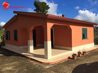 Villa in Vendita a Avola, zona ZONA MONTAGNA, 68'000€, 120 m²