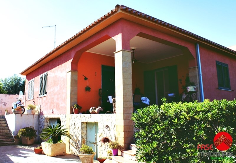 Villa in Vendita a Avola, zona PERIFERICA, 350'000€, 140 m², con Box