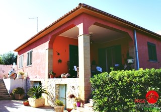 Villa in Vendita a Avola, zona PERIFERICA, 350'000€, 140 m², con Box