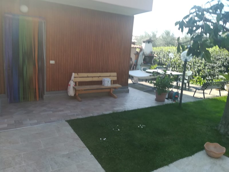 Villa bifamiliare in Vendita a Albano Laziale, zona CECCHINA, 300'000€, 155 m²