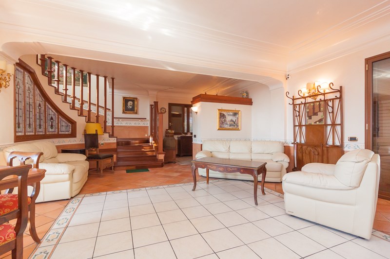 Villa in Vendita a Paternò, zona CONTRADA CURRONE, 295'000€, 200 m², con Box