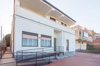 Immobile commerciale in Vendita a Paternò, zona CENTRALE, 590'000€, 657 m², con Box