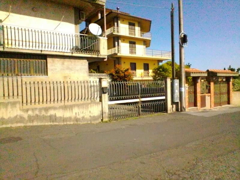 Immobile commerciale in Vendita a Catania, zona SAN GIOVANNI GALERMO, 98'000€, 275 m², con Box