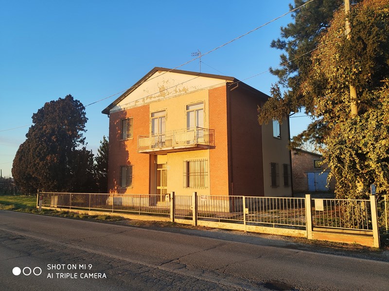 Villa in Vendita a Mordano, 190'000€