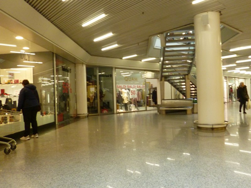 Negozio in Affitto a Roma, zona Ardeatino, 18'000€, 133 m²