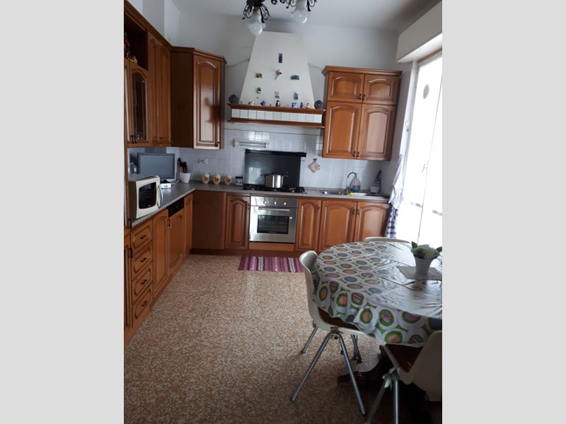 Appartamento in Vendita a Acqui Terme, zona San defendente, 75'000€, 120 m²