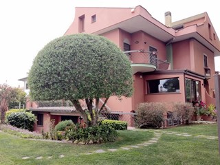 Villa in Vendita a Roma, zona Axa, 590'000€, 280 m²