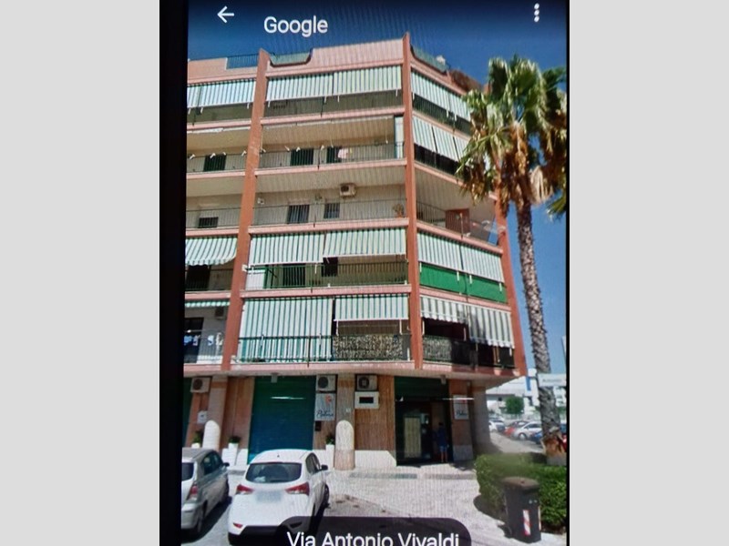 Appartamento in Vendita a Barletta, zona Via toscani Arturo 22, 160'000€, 117 m², arredato