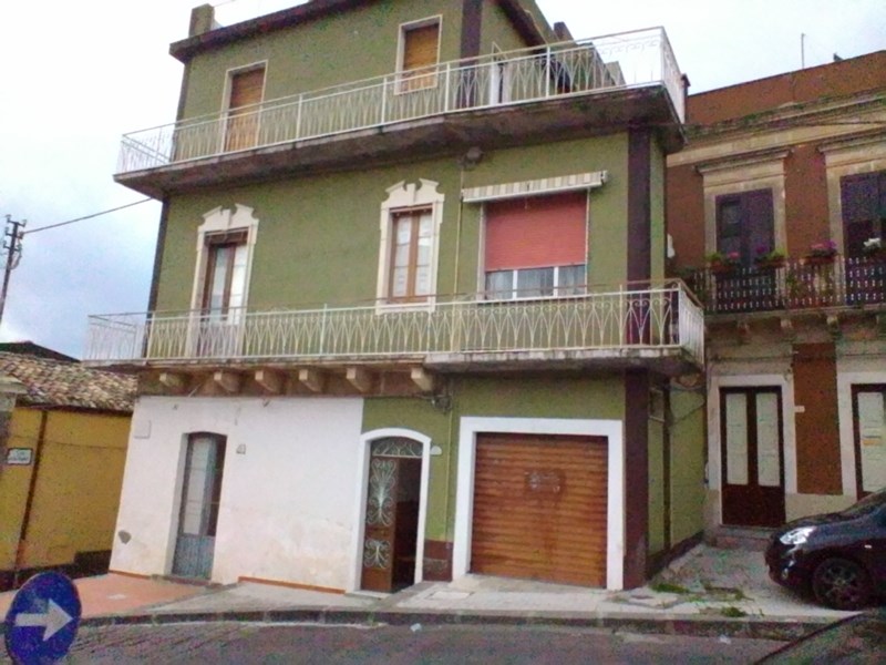 Casa Indipendente in Vendita a Santa Maria di Licodia, zona CENTRO, 79'000€, 196 m², con Box