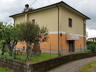Casa Indipendente in Vendita a Lucca, zona santa maria a colle, 350'000€, 260 m², con Box