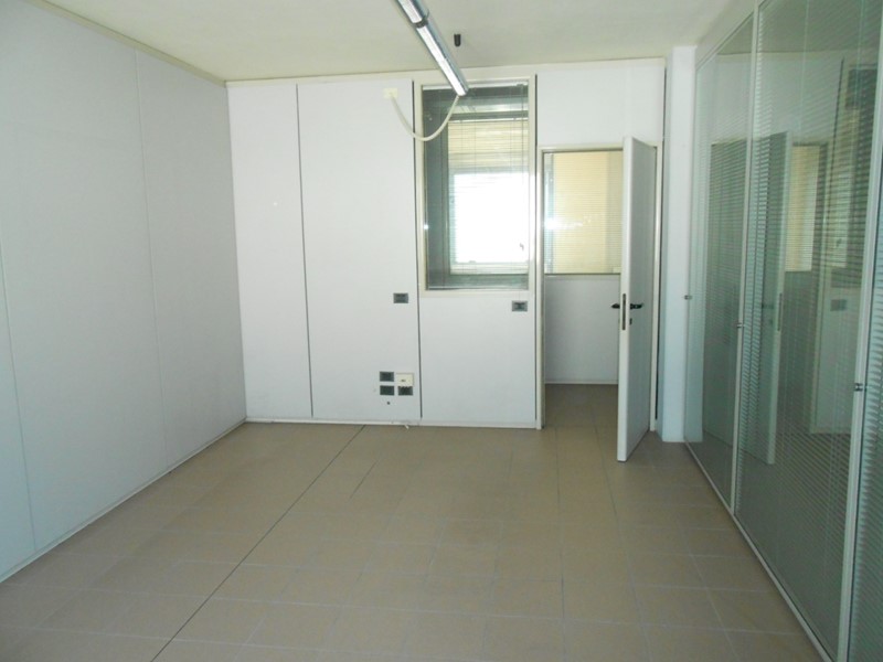 Ufficio in Affitto a Lucca, zona Tempagnano, 2'200€, 220 m²
