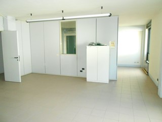 Ufficio in Affitto a Lucca, zona Tempagnano, 2'200€, 220 m²