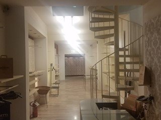 Capannone in Vendita a Lucca, zona Centro Storico, 399'000€, 217 m²