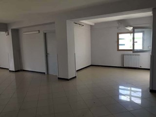 Ufficio in Affitto a Capannori, zona Lammari, 1'000€, 180 m²