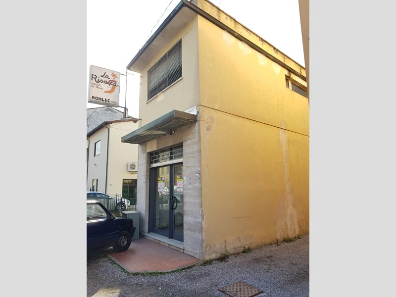 Capannone in Vendita a Lucca, zona Nave, 105'000€, 70 m²