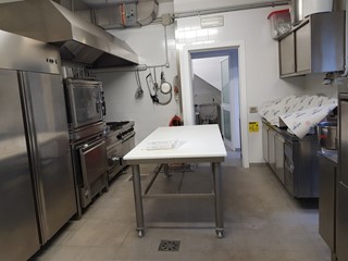 Capannone in Vendita a Lucca, zona Sant'Anna, 70'000€, 100 m²