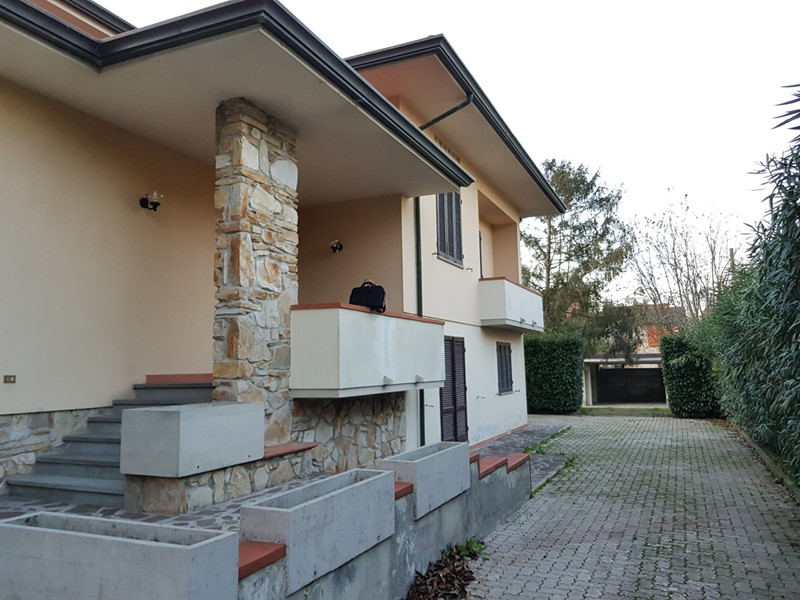 Casa Indipendente in Vendita a Lucca, zona santa maria a colle, 390'000€, 295 m², con Box