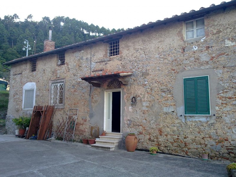 Casa Indipendente in Vendita a Lucca, zona San Macario, 350'000€, 600 m²