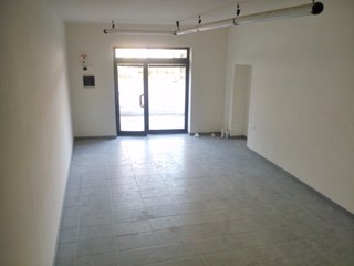 Capannone in Vendita a Lucca, zona San Vito, 350'000€, 140 m², arredato