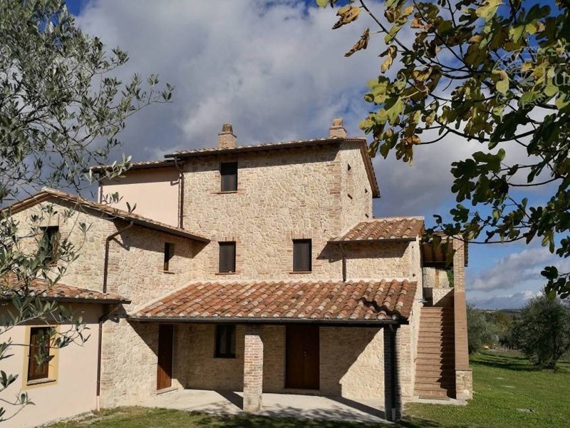 Casa Indipendente in Vendita a Avigliano Umbro, 330'000€, 490 m²