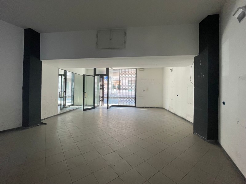 Immobile commerciale in Affitto a Sarzana, 800€, 70 m²