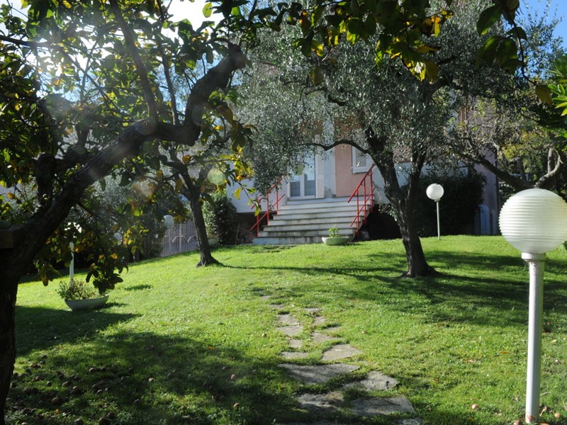 Villa in Vendita a Follo, 250 m²