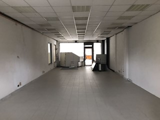 Immobile commerciale in Affitto a Massa, 2'000€, 180 m²