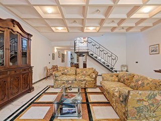 Appartamento in Vendita a Sarzana, 240 m²