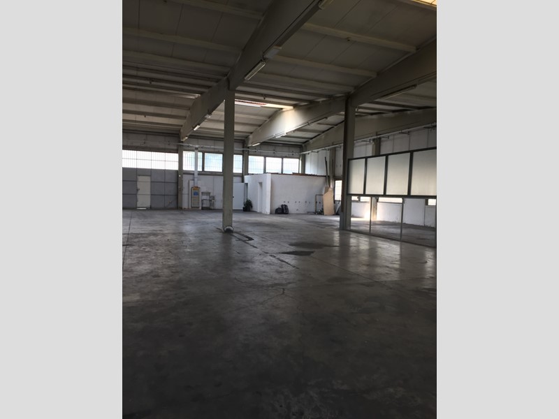 Capannone in Vendita a Massa, 1500 m²