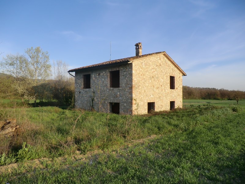 Casale in Vendita a Massa Martana, 150'000€, 150 m²