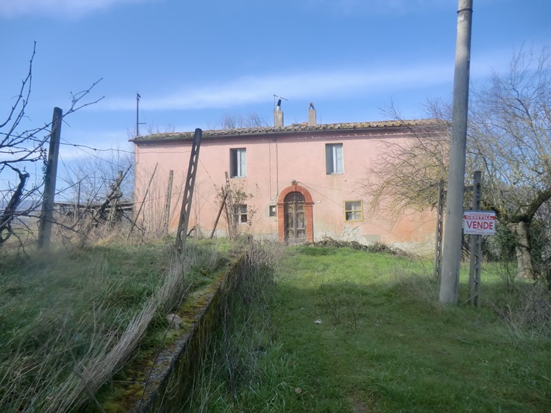 Casale in Vendita a Todi, 145'000€, 180 m²